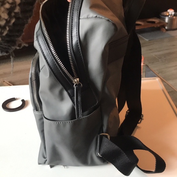 Bench small but roomy grey knapsack - Picture 4 of 6